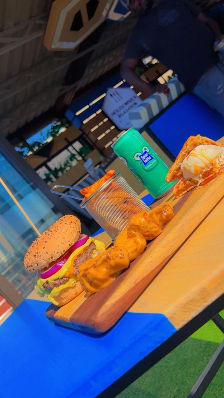Burger platter board inside