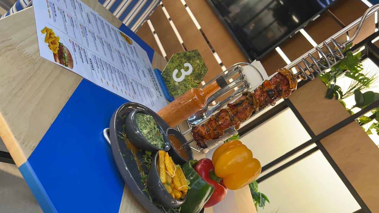 Espetada skewer with peppers and chips