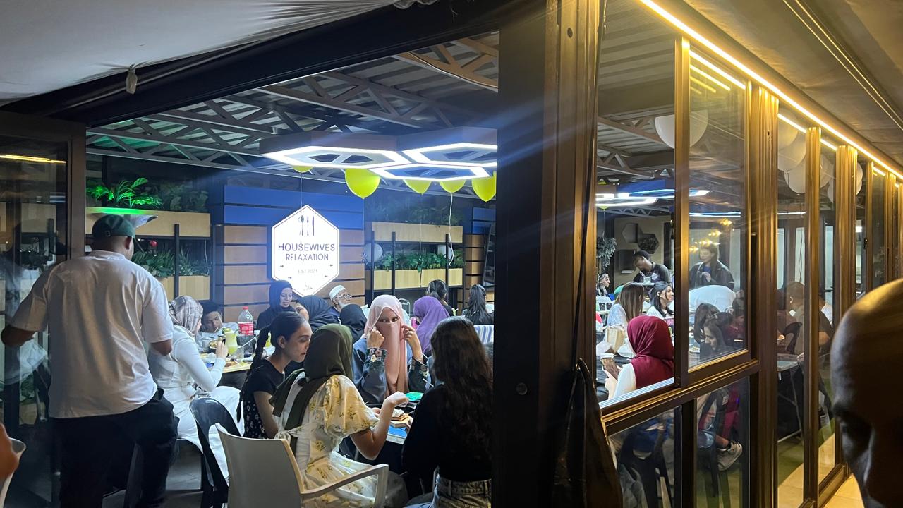 Full venue — yellow balloons HR sign angle 2